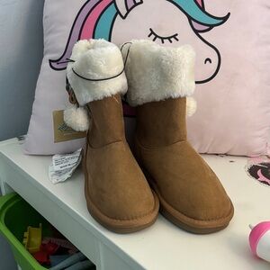 Cozy Tan Kids Boots with White Fur Trim